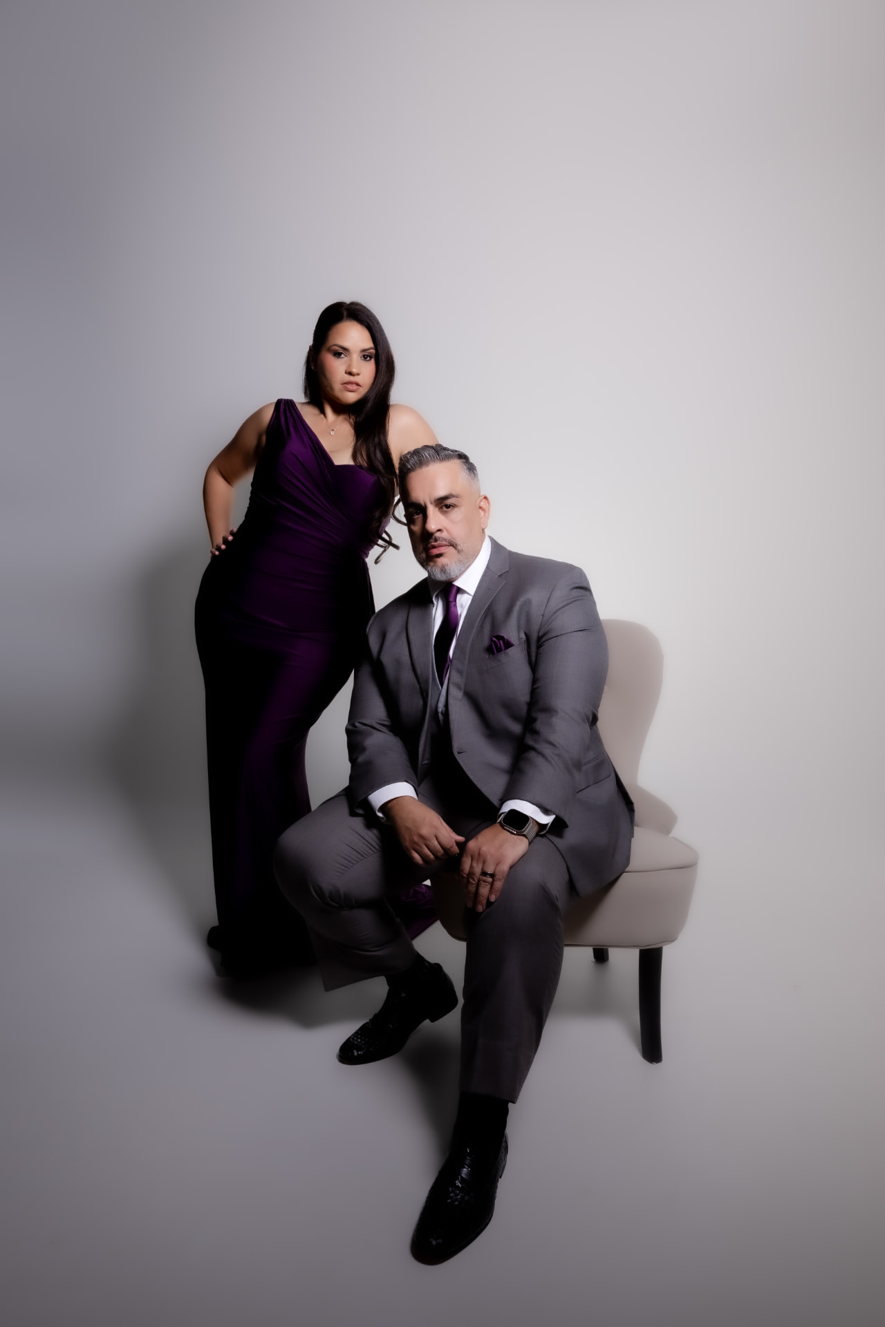 Pareja elegante en sesión de estudio
