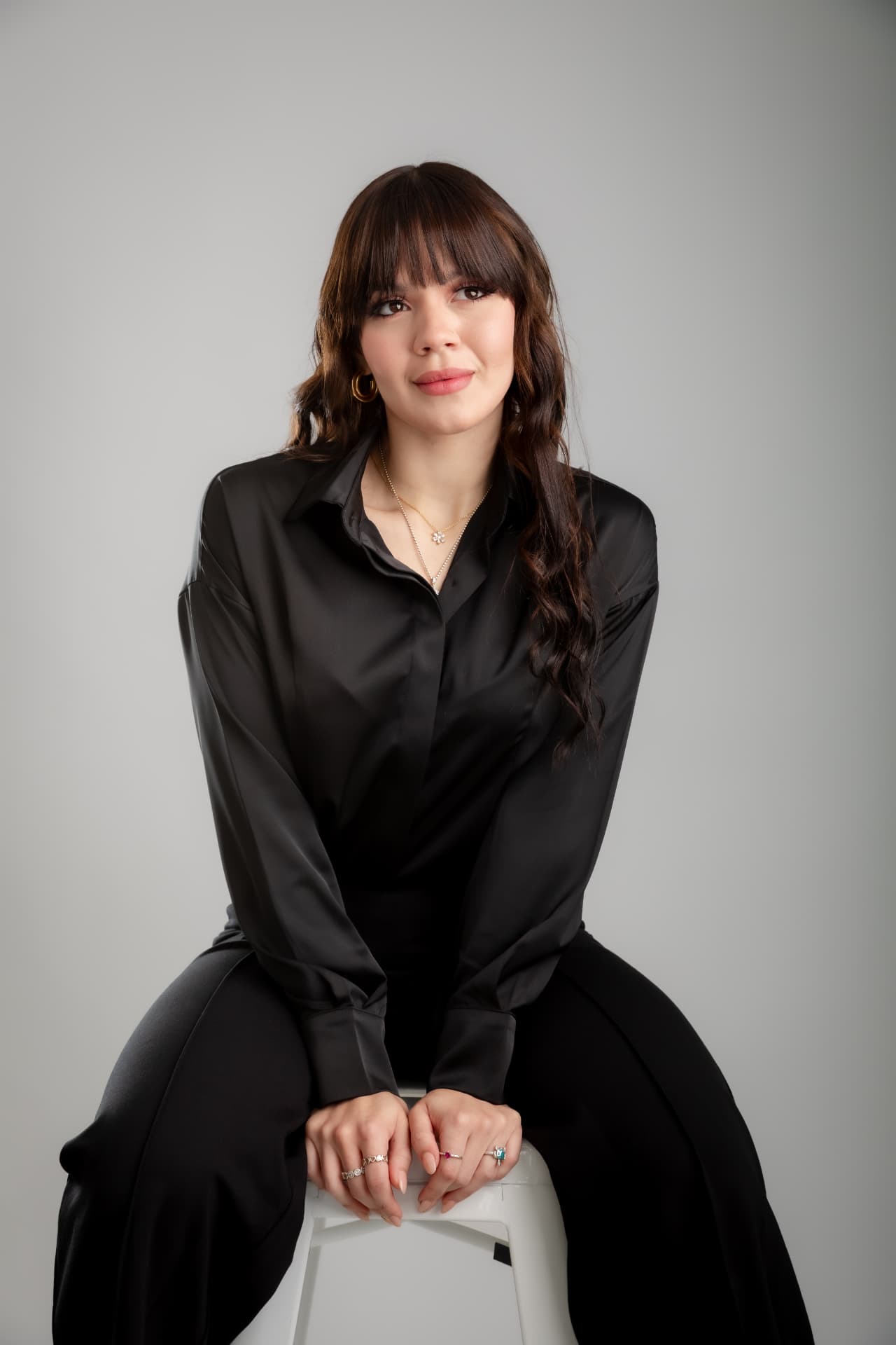 Retrato editorial de mujer con camisa negra